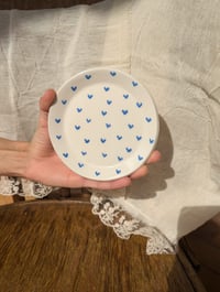 Image 4 of Petite assiette avec motif coeur