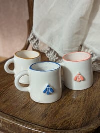 Image 1 of Mugs avec anse et abeille colorée