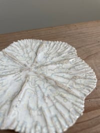 Image of Petite assiette «fleur » blanc irisé 2