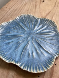 Image of Petite assiette «fleur » bleu mer