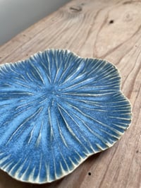 Image of Petite assiette «fleur » bleu mer