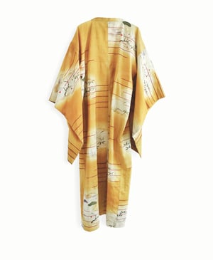 Image of Safrangylden kimono dame af råsilke med sky-malerier