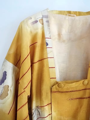 Image of Safrangylden kimono dame af råsilke med sky-malerier