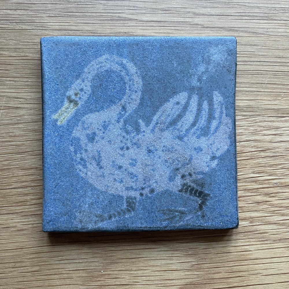 Swan tile medium