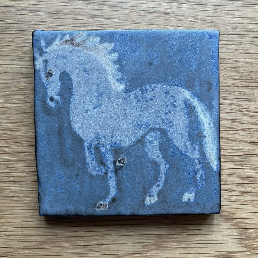 Horse tile medium