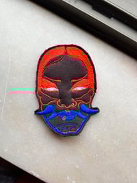 masque brodé, rouge et bleu