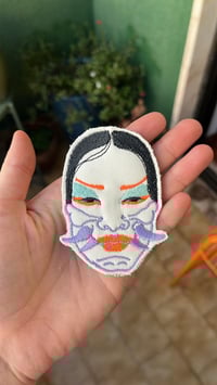 Image 1 of Masque brodé blanc, détails violet et orange