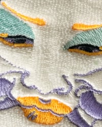 Image 2 of Masque brodé blanc, détails violet et orange