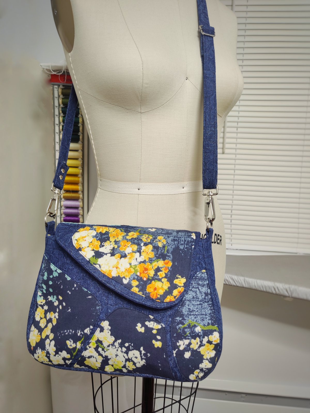 ショルダーバッグ・ポシェット LOW CLASSIC PIGMENT WASHED CROSS POCKET BAG 5BNY635 L/UNIFORM | The Belt Bag N°25 | Women | Lane Crawford