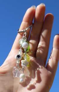 Image 3 of leaf and star keychain