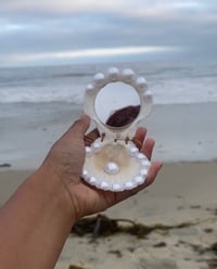 Image 1 of Mermaid-core seashell compact mirror