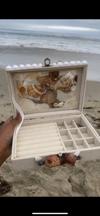 Image 2 of Mermaid-core seashell jewelry box