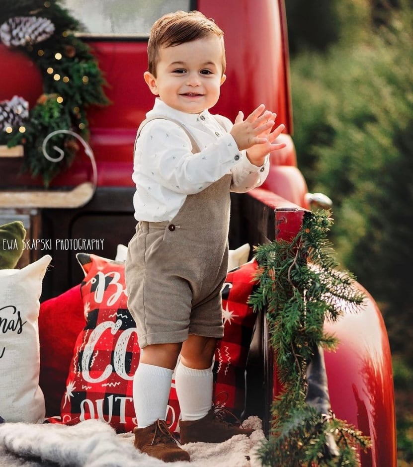 Image of CHRISTMAS RED TRUCK MINI SESSION / SUNDAY/ NOVEMBER 3rd, 2024