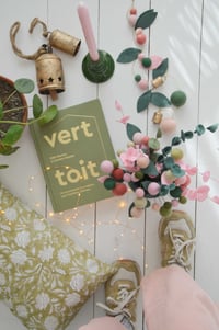 Image 1 of Le bouquet coloré en boules de feutre ou la pampille feng shui