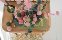 Image 4 of Le bouquet coloré en boules de feutre ou la pampille feng shui