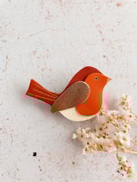 Image 5 of Georges le rouge-gorge, broche en cuir