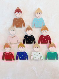 Image 3 of Le minois, broche en cuir personnalisée