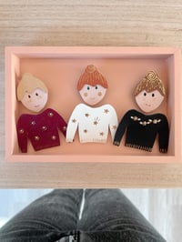 Image 1 of Le minois, broche en cuir personnalisée