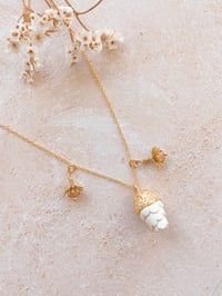 Image 3 of Collier " Sylvia" avec pomme de pin