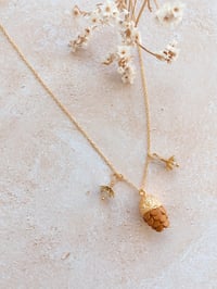 Image 4 of Collier " Sylvia" avec pomme de pin