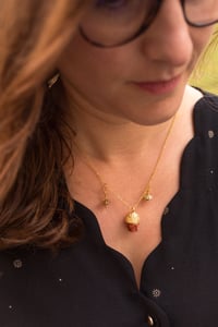 Image 2 of Collier " Sylvia" avec pomme de pin