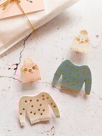 Image 2 of Le petit bonnet – broche en cuir