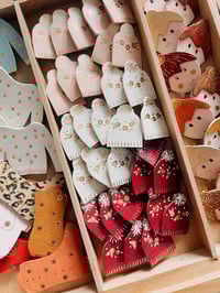 Image 5 of Le petit bonnet – broche en cuir