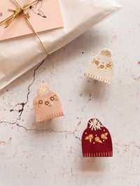 Image 1 of Le petit bonnet – broche en cuir