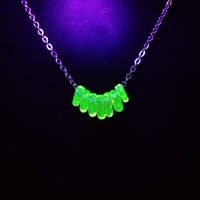 Image 1 of UV GREEN FIDGET NECKLACE 