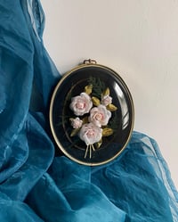 Image 1 of Cadre bombé avec fleurs artificielles