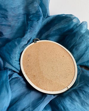 Image of Cadre bombé avec fleurs artificielles