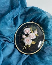 Image 3 of Cadre bombé avec fleurs artificielles