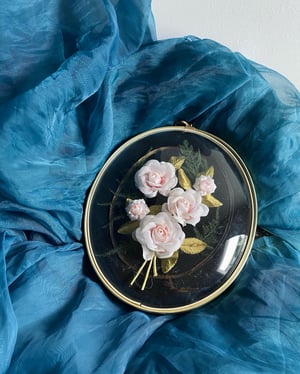 Image of Cadre bombé avec fleurs artificielles
