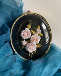 Image 2 of Cadre bombé avec fleurs artificielles