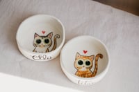 Image 2 of Comedero personalizado para mascotas, con el nombre y la ilustración de tu peludin
