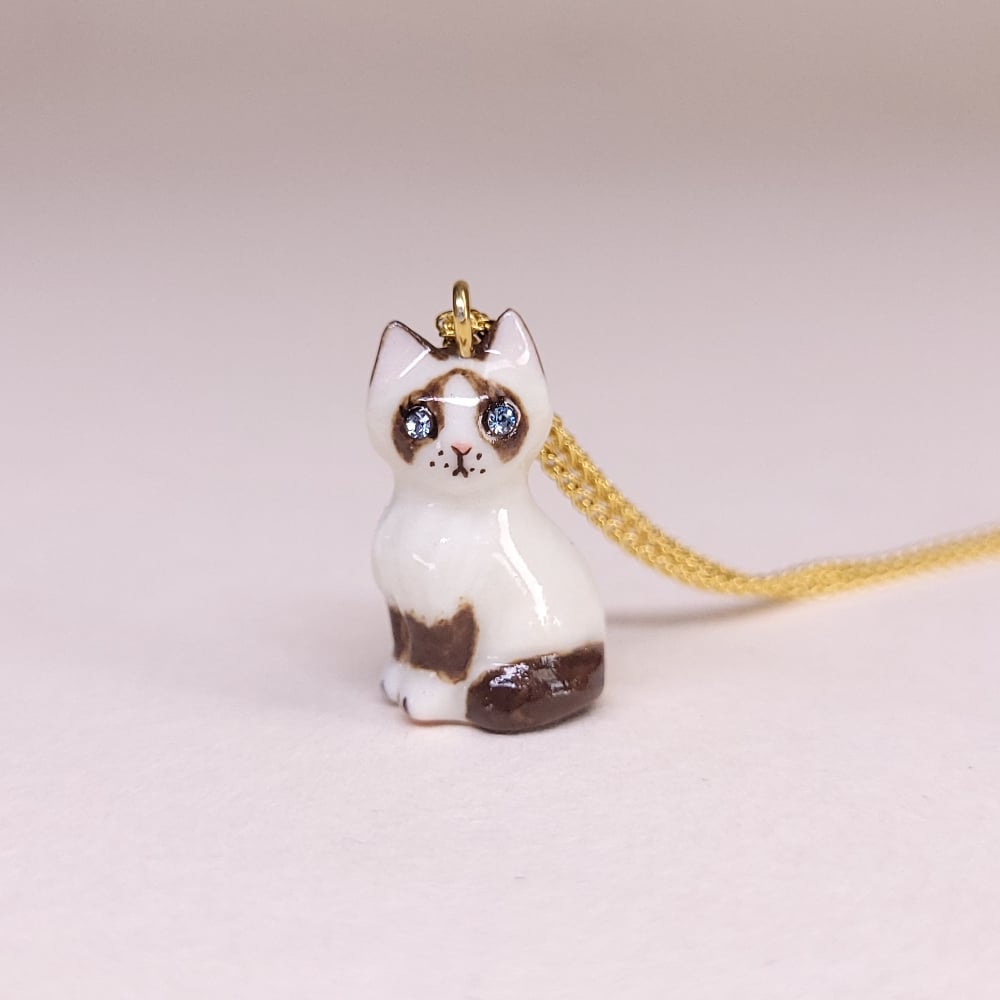 Image of Snowshoe Porcelain & Gold Vermeil Sitting Kitten Pendant