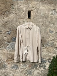 Camicia upcycling  fiocchetto laterale 