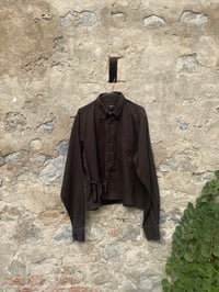 Camicia marrone upcycling con fiocchetto laterale