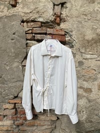 Camicia upcycling bianca con fiocchetto laterale