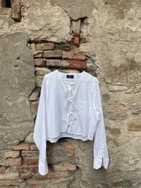 Camicia bianca upcycling con fiocchetti