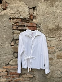 Camicia bianca upcycling con fiocchetto