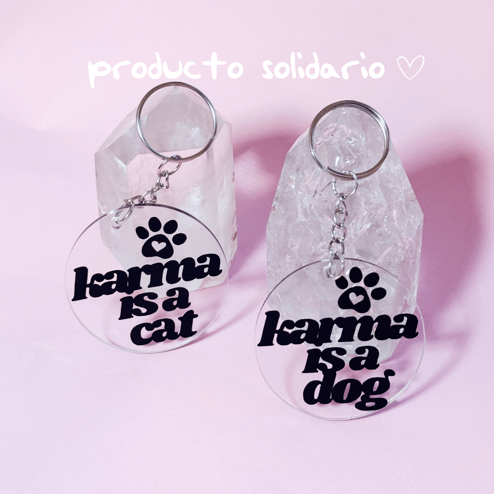 Image of Llavero Solidario – Karma Is A Cat/Dog
