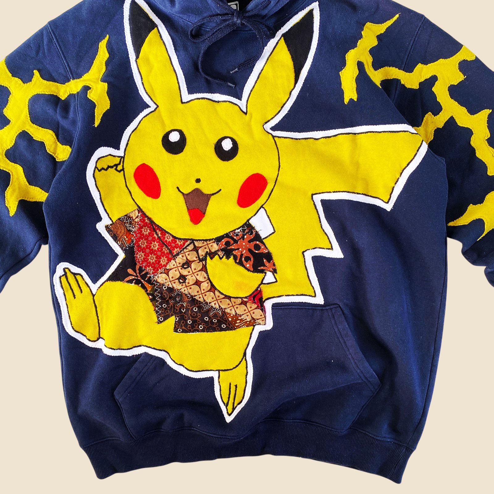 バティックシャツを着たピカチュウ PIKACHU BATIK 4枚セット 各2枚 Pokémon TCG: Scarlet & Violet - Batik Shirt Pikachu Keychain
