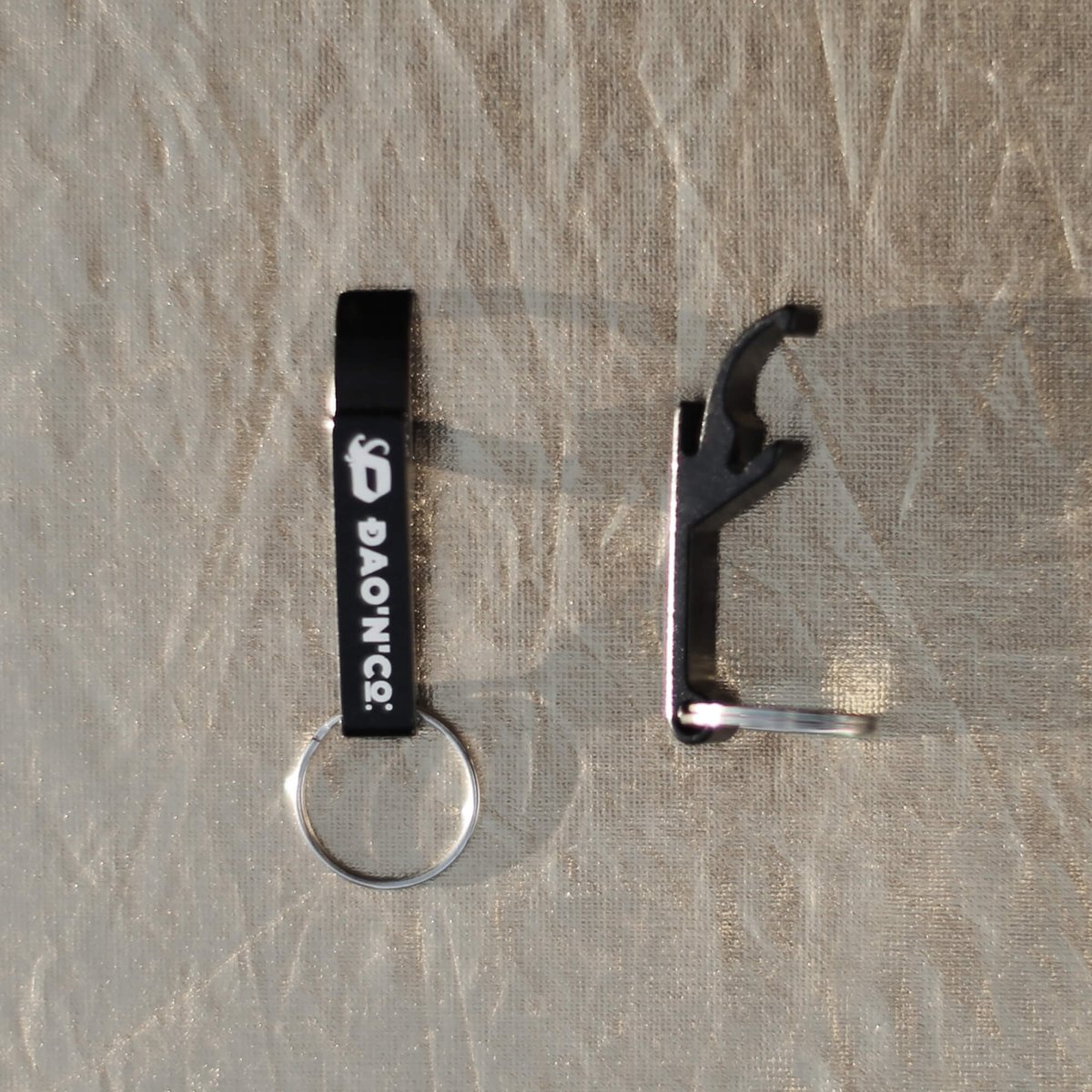 Image of Porte-clés Décapsuleur Noir avec Logo Blanc