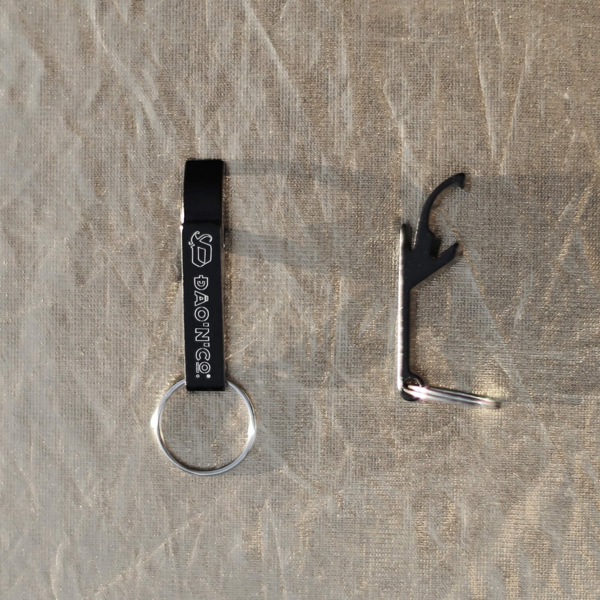 Image of Porte-clés Décapsuleur Noir avec Logo line