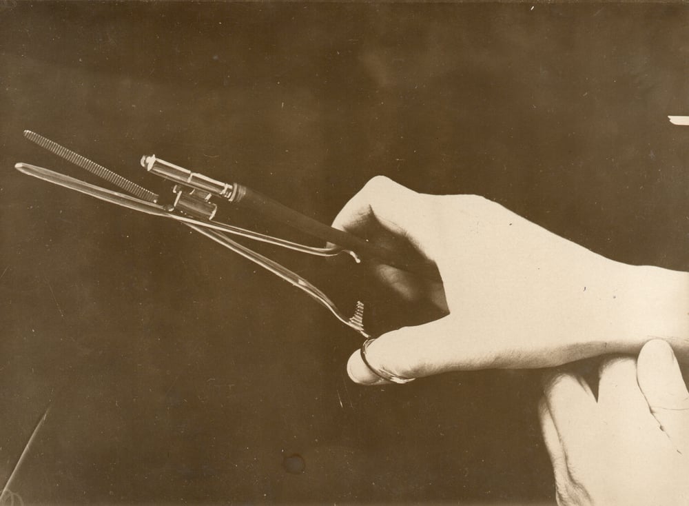 Image of Presse-Photo-Nachrichtendienst: medical instrument, Germany ca. 1930's