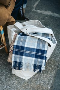 Image 2 de L'écharpe tartan gris
