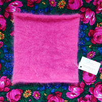 Image 1 of Cagoule-tube en angora tricotée main - version rose vif