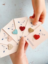 Image 5 of Le petit coeur, pin's en cuir