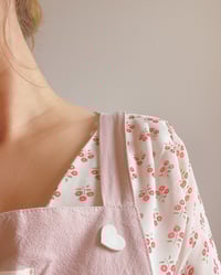 Image 4 of Le petit coeur, pin's en cuir